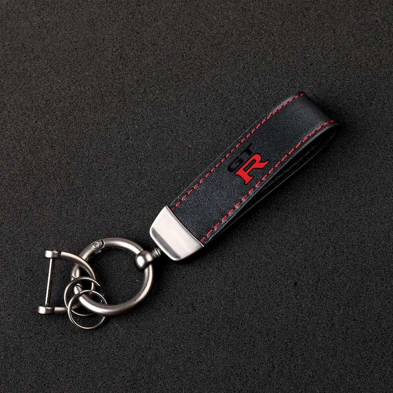 Chaveiro de Couro Nissan GTR – Modelos R32/R33/R34 | Estilo JDM com Fivela Ferradura e Logo