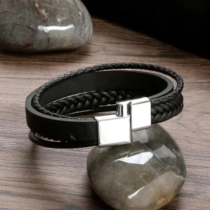 Pulseira Masculina de Couro Trançado – Estilo Punk com Cruz Preta Decorativa e Fecho Magnético