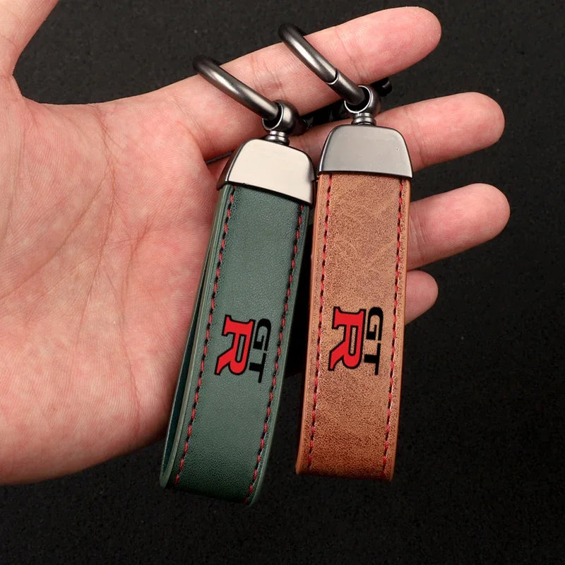 Chaveiro de Couro Nissan GTR – Modelos R32/R33/R34 | Estilo JDM com Fivela Ferradura e Logo