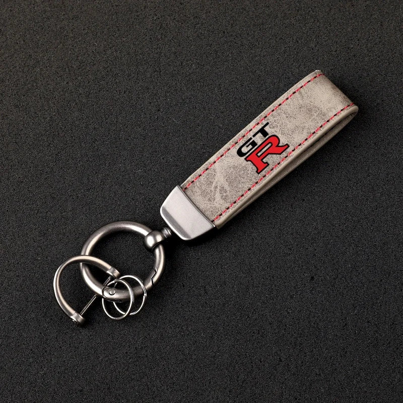 Chaveiro de Couro Nissan GTR – Modelos R32/R33/R34 | Estilo JDM com Fivela Ferradura e Logo