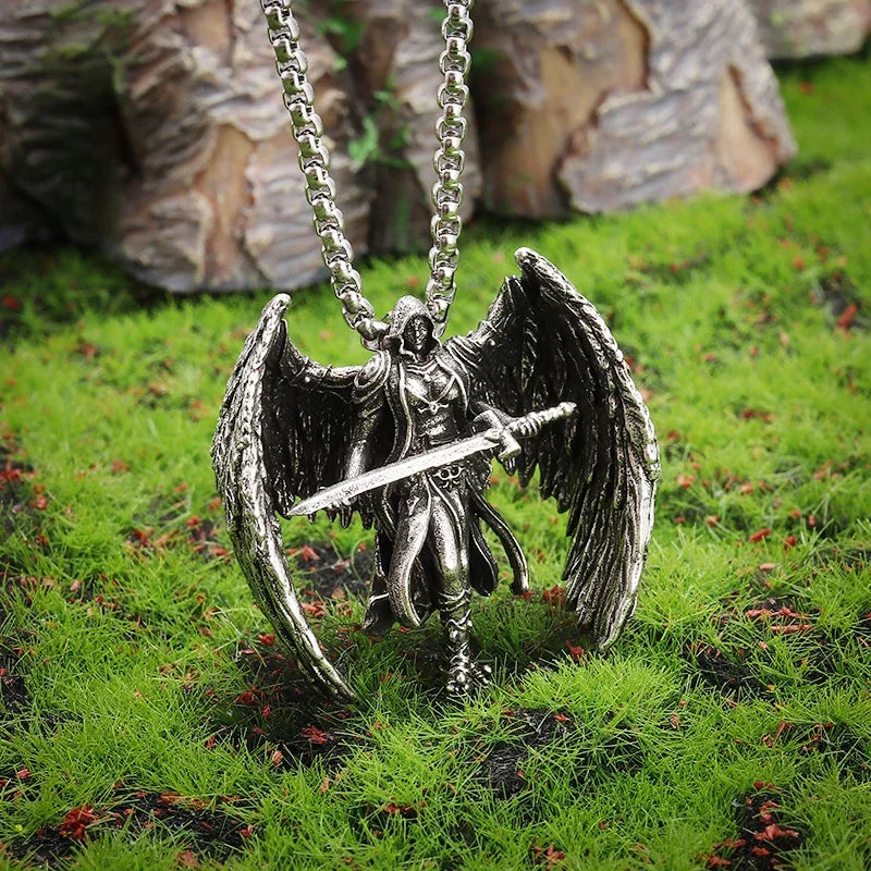 Colar Pingente Vintage Gótico de Caveira com Cruz de Jesus — Joia Católica Masculina, Amuleto Religioso Estilo Punk