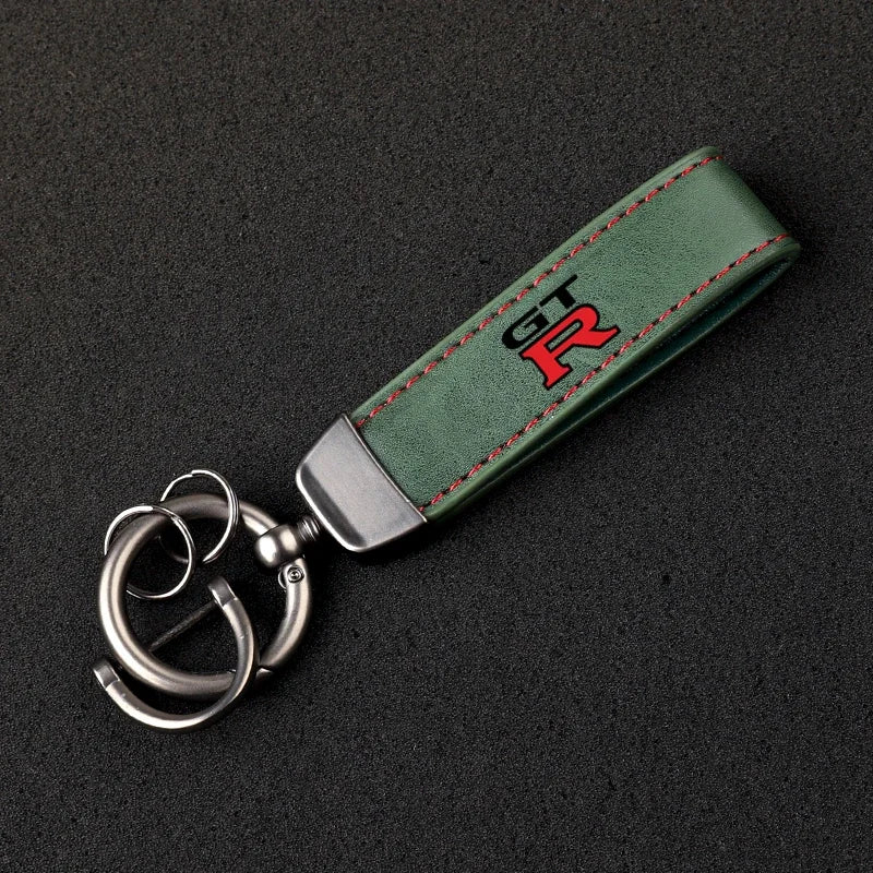 Chaveiro de Couro Nissan GTR – Modelos R32/R33/R34 | Estilo JDM com Fivela Ferradura e Logo