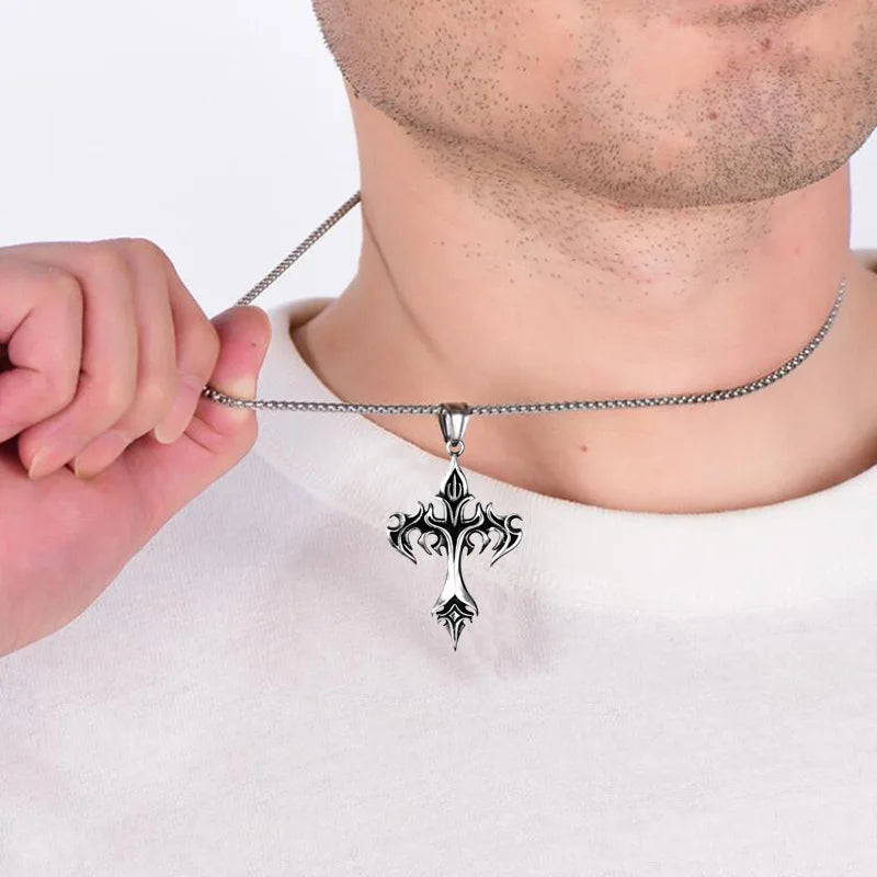 Colar Vintage com Pingente Cruz em Chamas – Corrente 60cm | Estilo Gótico Unissex