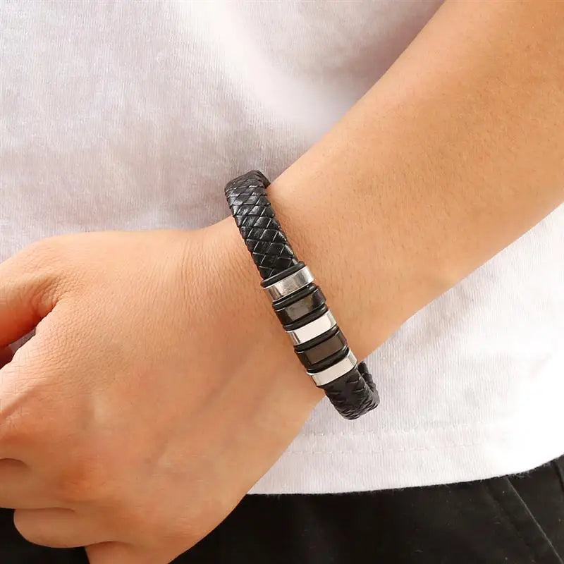 Pulseira Masculina de Couro Trançado – Estilo Punk com Cruz Preta Decorativa e Fecho Magnético