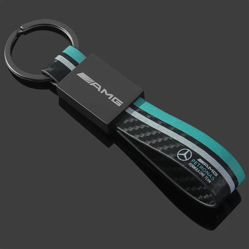Chaveiro de Couro com Emblema de Carro – Estilo Racing para Mercedes-Benz AMG (Modelos W203, W206, W220, W205, W211, W212, W201, W210, W108, W168)