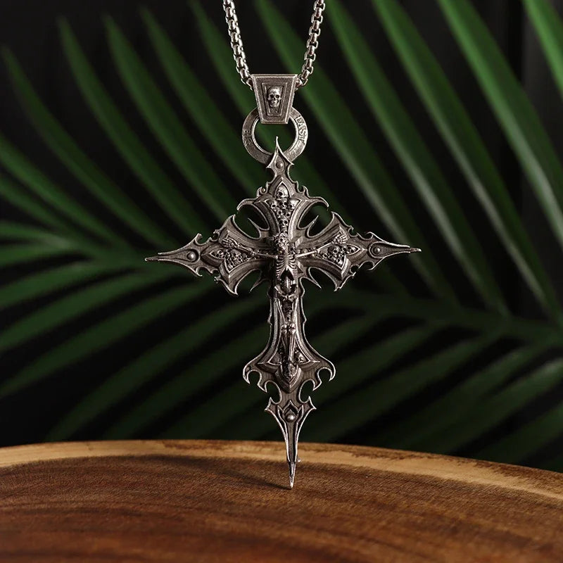 Colar Pingente Vintage Gótico de Caveira com Cruz de Jesus — Joia Católica Masculina, Amuleto Religioso Estilo Punk
