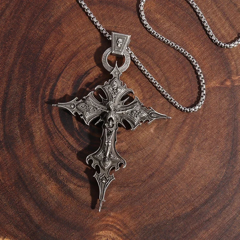 Colar Pingente Vintage Gótico de Caveira com Cruz de Jesus — Joia Católica Masculina, Amuleto Religioso Estilo Punk