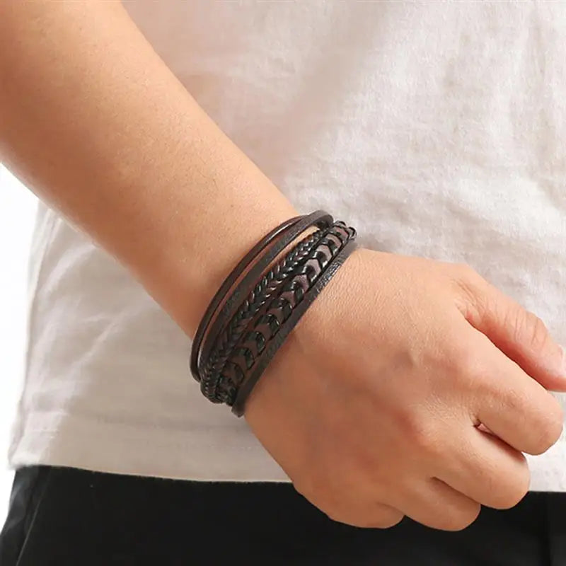 Pulseira Masculina de Couro Trançado – Estilo Punk com Cruz Preta Decorativa e Fecho Magnético