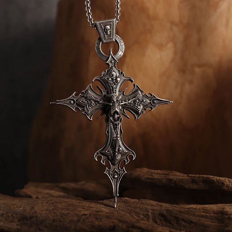 Colar Pingente Vintage Gótico de Caveira com Cruz de Jesus — Joia Católica Masculina, Amuleto Religioso Estilo Punk