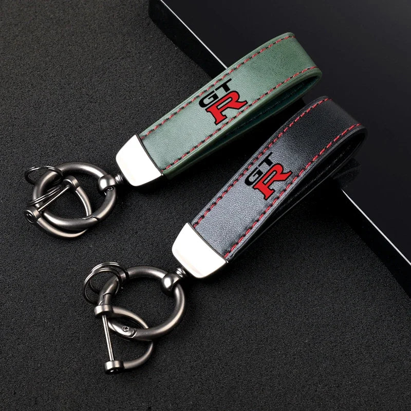 Chaveiro de Couro Nissan GTR – Modelos R32/R33/R34 | Estilo JDM com Fivela Ferradura e Logo