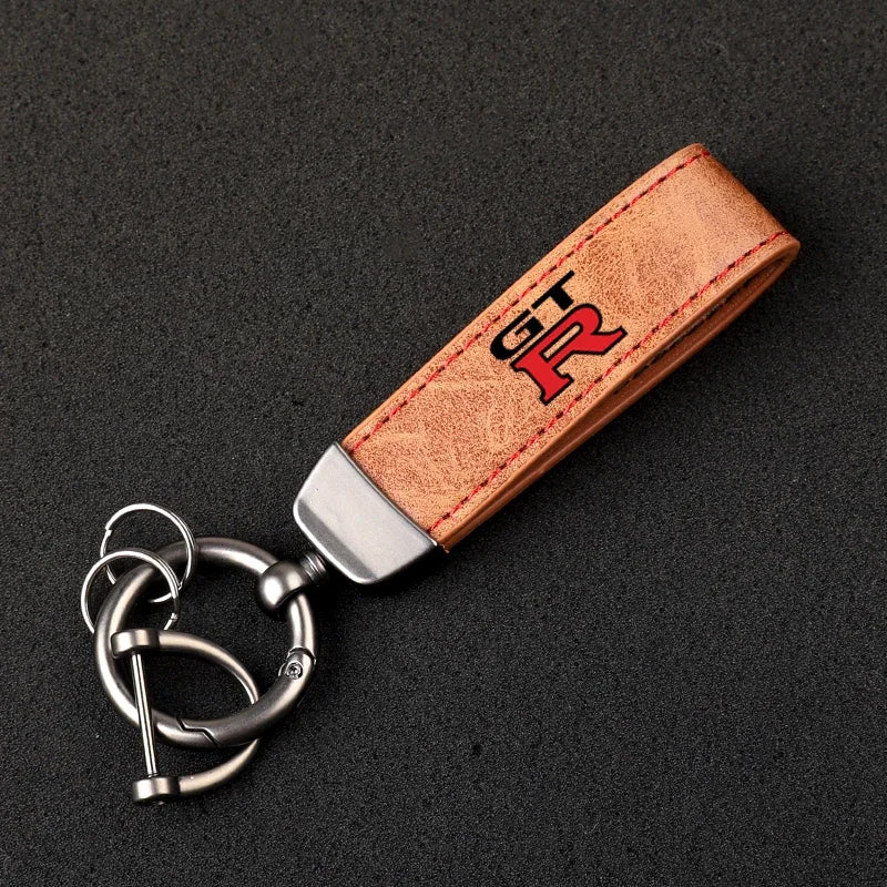 Chaveiro de Couro Nissan GTR – Modelos R32/R33/R34 | Estilo JDM com Fivela Ferradura e Logo