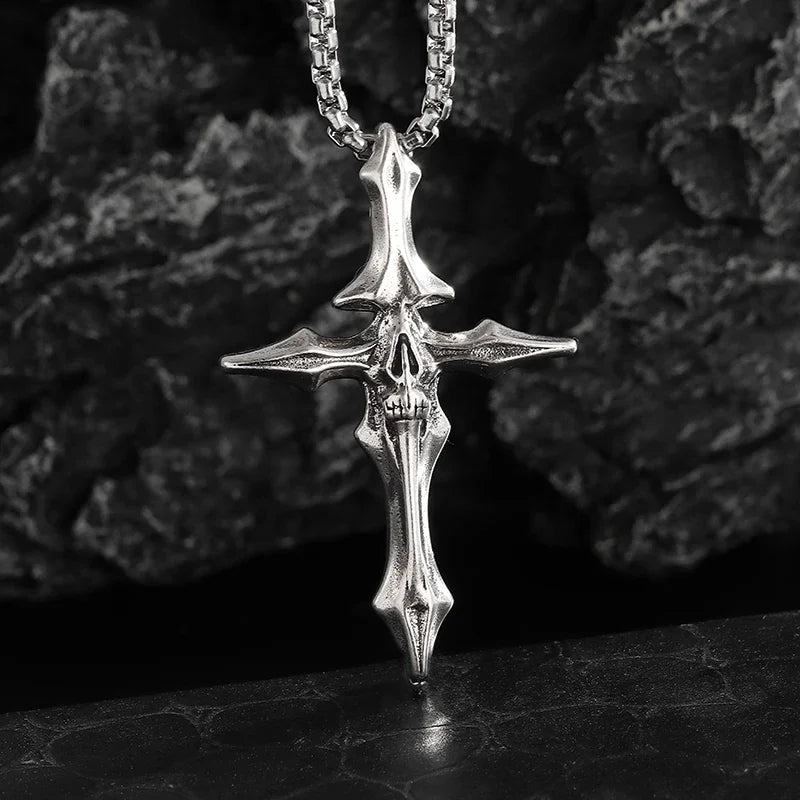 Colar Pingente Vintage Gótico de Caveira com Cruz de Jesus — Joia Católica Masculina, Amuleto Religioso Estilo Punk