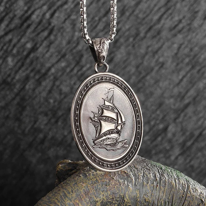 Colar Pingente Vintage Gótico de Caveira com Cruz de Jesus — Joia Católica Masculina, Amuleto Religioso Estilo Punk
