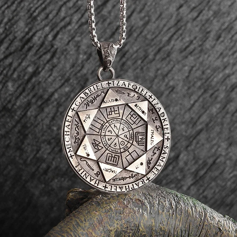Colar Pingente Vintage Gótico de Caveira com Cruz de Jesus — Joia Católica Masculina, Amuleto Religioso Estilo Punk