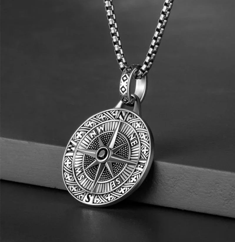 Colar Pingente Vintage Gótico de Caveira com Cruz de Jesus — Joia Católica Masculina, Amuleto Religioso Estilo Punk