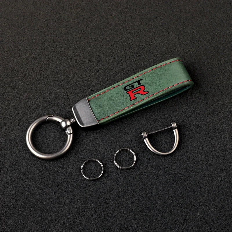 Chaveiro de Couro Nissan GTR – Modelos R32/R33/R34 | Estilo JDM com Fivela Ferradura e Logo