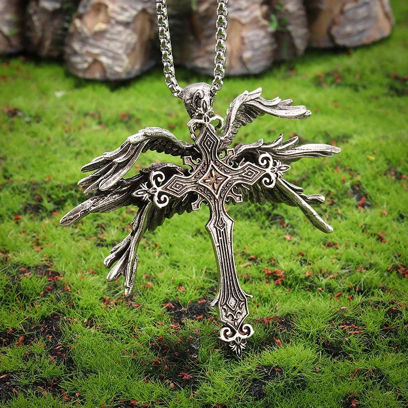 Colar Pingente Vintage Gótico de Caveira com Cruz de Jesus — Joia Católica Masculina, Amuleto Religioso Estilo Punk